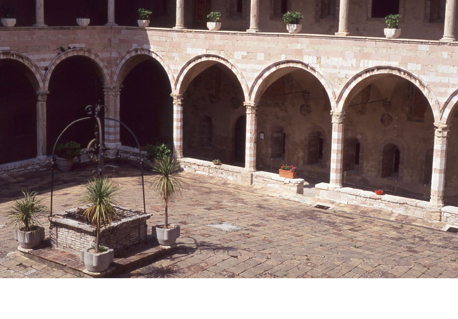 10 Assisi - cloître de San Francesco