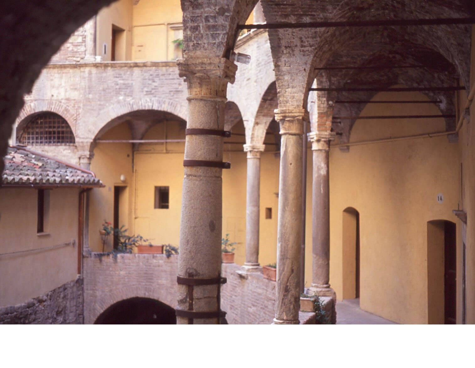 19. Perugia - Cloître du Duomo - 1994