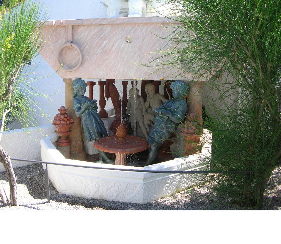 26 Cadaqués - fontaine de Dali à Portlligat