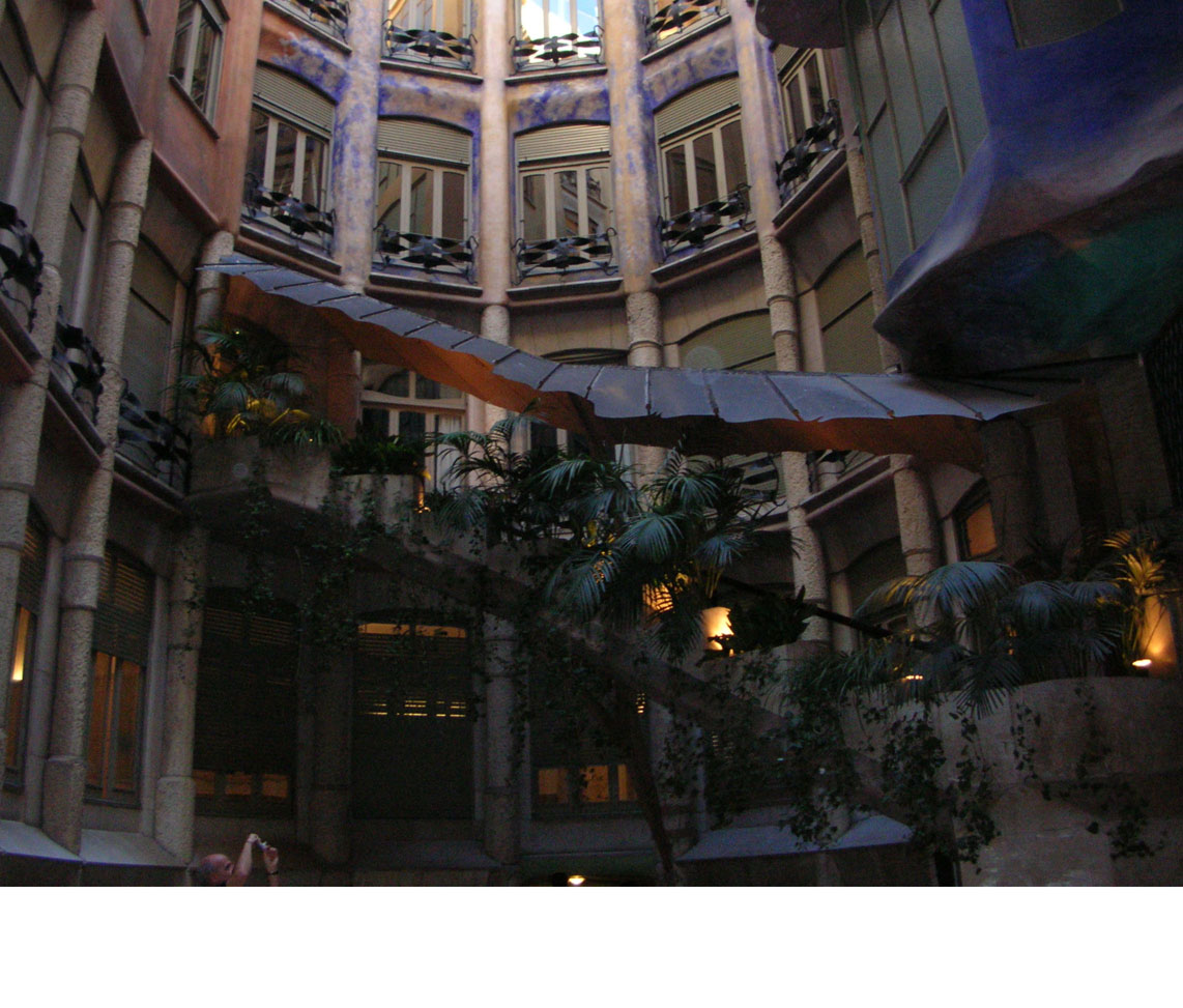 28 Casa Milà ou la Pedrera - passeig de Gràcia, 92 - architecte Antoni Gaudi - 1906