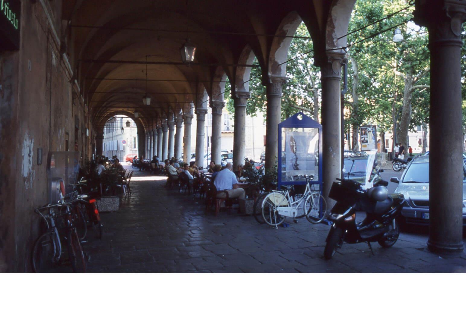 9. Ferrara - Piazza Ariostea - 2002