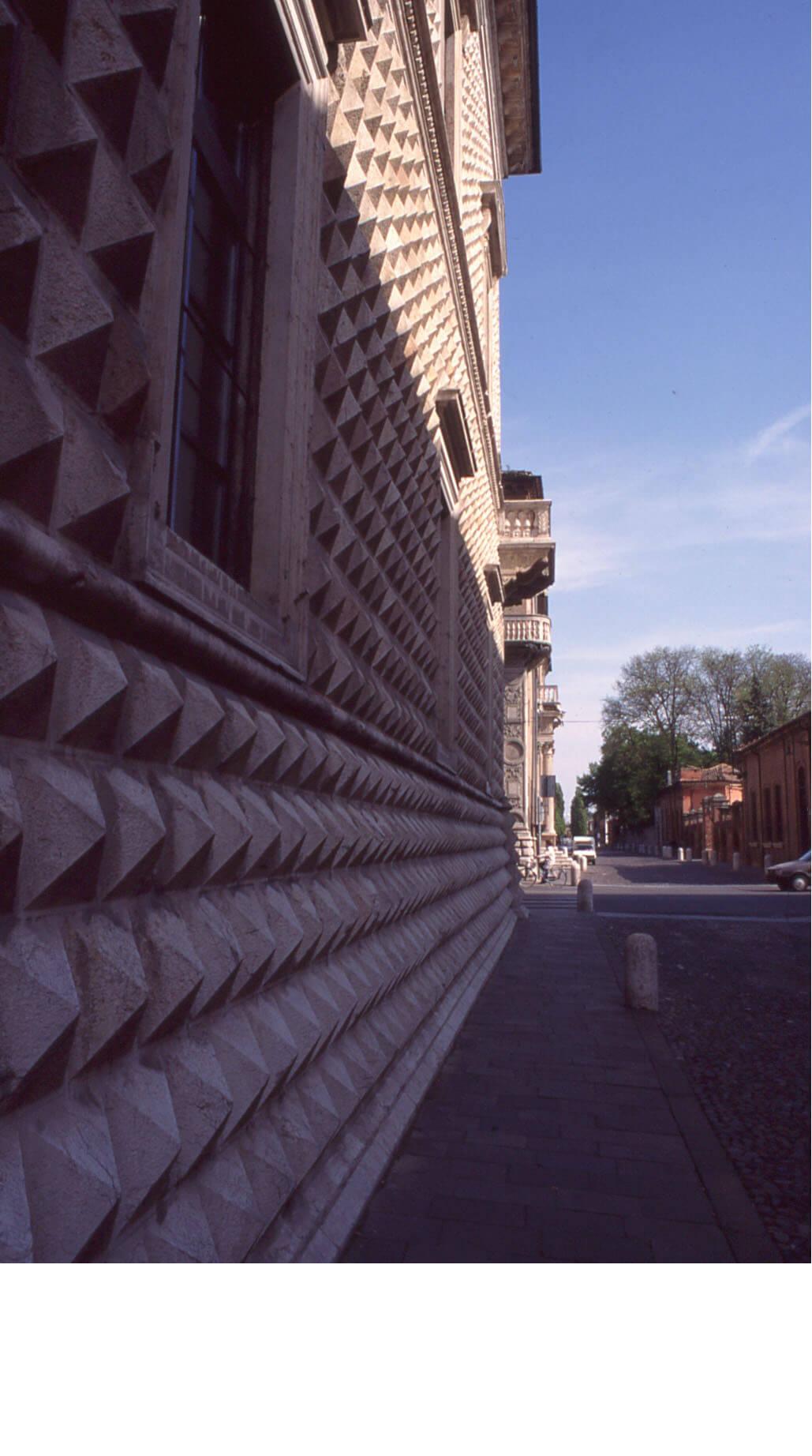 22 Palazzo dei Diamanti