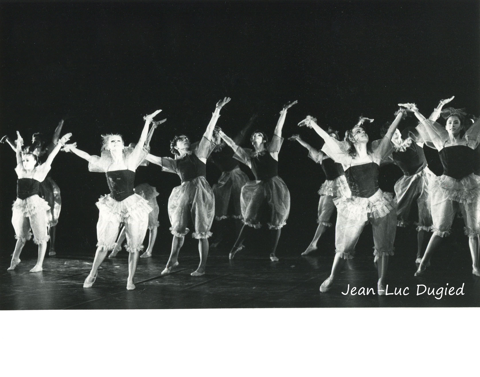 23 Jeune Ballet de France 3 - sur un fil - chor. Philippe Cohen - 1986
